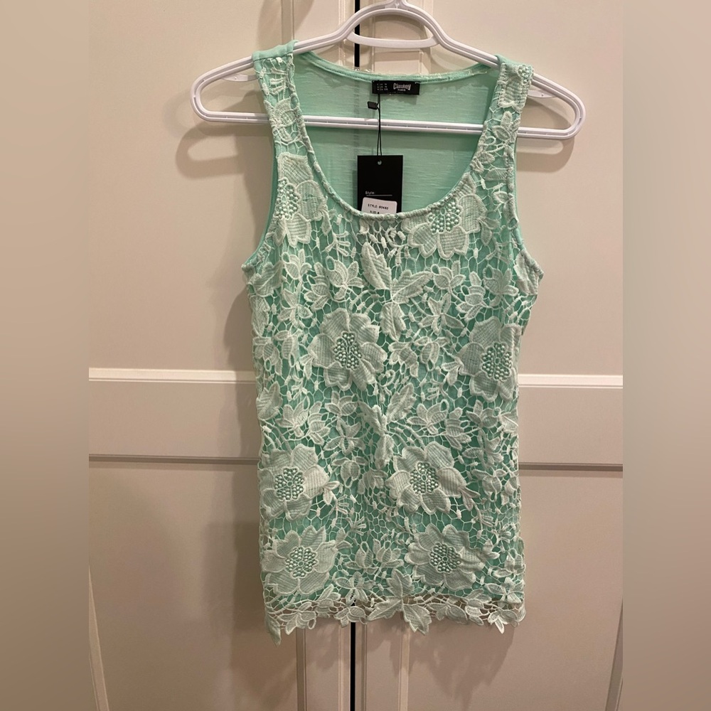 NWT SIZE MEDIUM SCOOP NECK SLEEVELESS TOP WITH LACE OVERLAY ON FRONT
